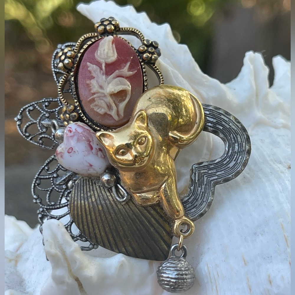 Antique cat cameo brooch